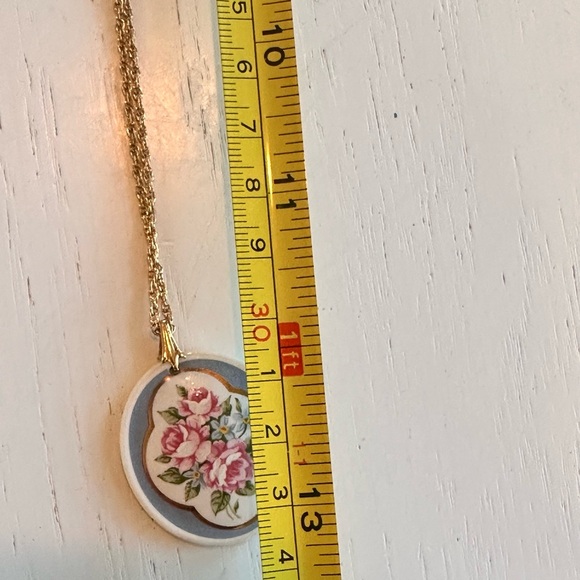 VINTAGE Avon 1988 Classic Gold Rose Ceramic Necklace and Earrings Set - Picture 9 of 12